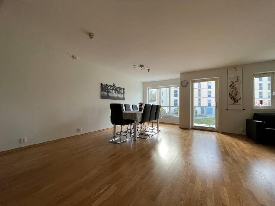 3 Sleeping Rooms For 82M2 Which Direct Traffic To Airport And City Center Bergen Bagian luar foto