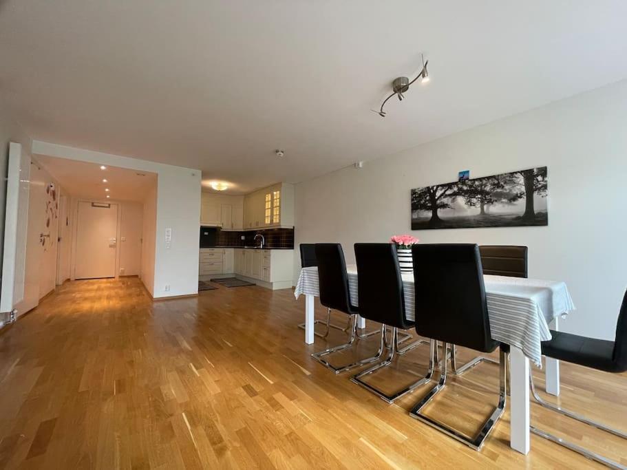 3 Sleeping Rooms For 82M2 Which Direct Traffic To Airport And City Center Bergen Bagian luar foto